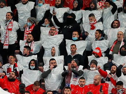 הקהל האדום הגיע בהמוניו והריח משחק גדול (צילום: אלן שיבר)