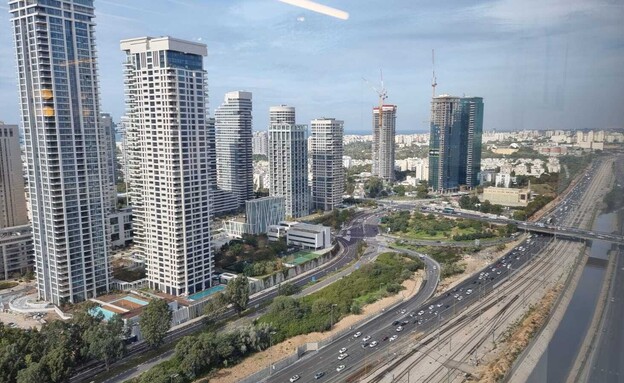 קו הרקיע של תל אביב ונתיבי איילון (צילום: אפרת נומברג יונגר)