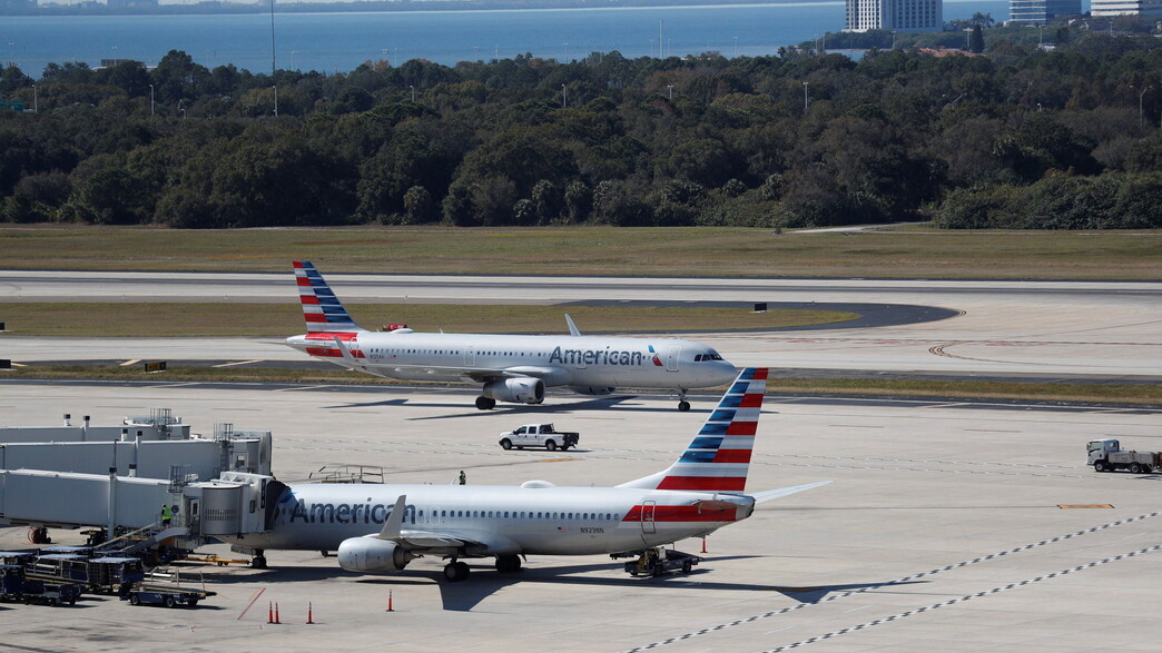 מטוסים בנמל תעופה בארה"ב