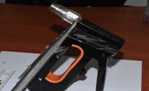 כלי הירי המאולתר שבו השתמשו החשודים (צילום: דוברות המשטרה)