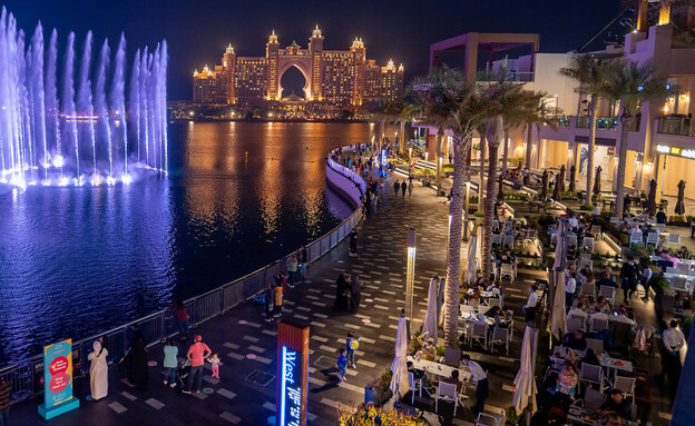 Dubai at night (Photo: Creative Family, shutterstock)