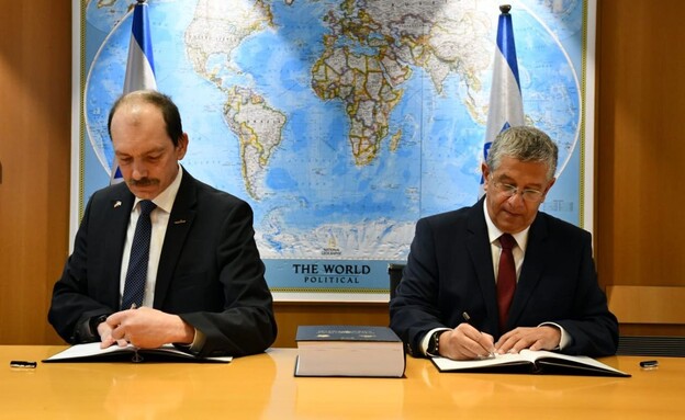 החתימה עם מספנת טיסנקרופ הגרמנית על הסכם לפיתוח וי (צילום: אריאל חרמוני, משרד הביטחון)