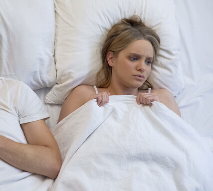 זוג במיטה לא מרוצה (צילום:  Motortion Films, shutterstock)