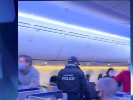 טיסת יונטייד מניו יורק לישראל חזרה לארה"ב בגלל התפרעות של נוסעים  (צילום: קשת 12)