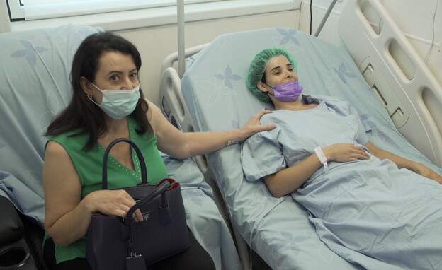 שירה איסקוב ואימה אסנת לפני הכניסה לניתוח (צילום: N12)