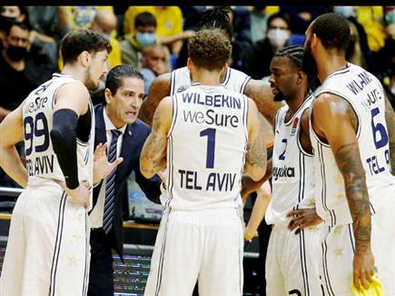 שחקני מכבי תל אביב ויאניס ספרופולוס. כדורסל יווני במיטבו (אלן שיבר)