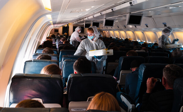 טיסה עם מסכות קורונה (צילום: 123rf)