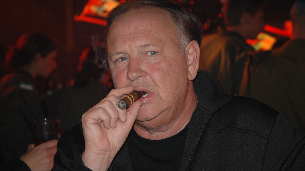 יגאל שילון בקלוז אפ מביט הצידה עם סיגר בפה