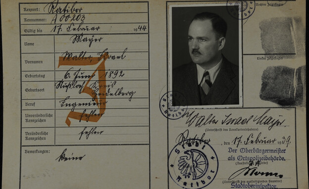 דרכונו של ולטר מאייר שהונפק בגרמניה ב-1939, חתום בסימן J – יהודי  (צילום: ארכיון יד ושם)