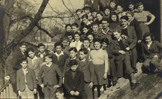 אלפרד-אריה מאייר (למעלה, משמאל, במשקפיים) בבית הילדים בבלנקנזה, המ (צילום: ארכיון יד ושם)