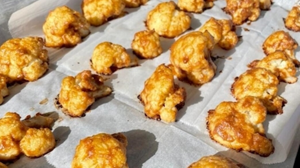 נגיסוני כרובית בחמאת בוטנים