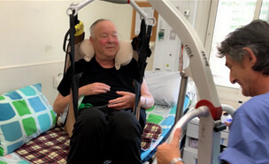 יגאל שילון במהלך השיקום במרכז הרפואי רעות (צילום: מתוך "מה קרה ליגאל שילון?", קשת12)