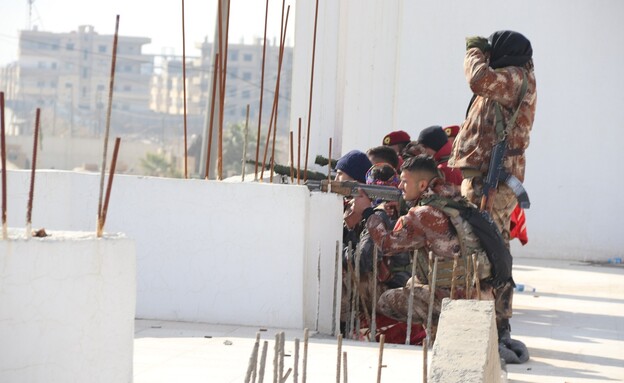 לוחמים כורדים סמוך לבית הכלא גוויראן, סוריה