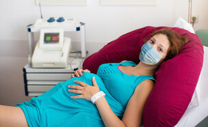 אישה בהיריון מחכה לבדיקה (אילוסטרציה: FamVeld, shutterstock)