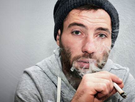 גבר מעשן ג'וינט (צילום: Alexandru Logel, shutterstock)