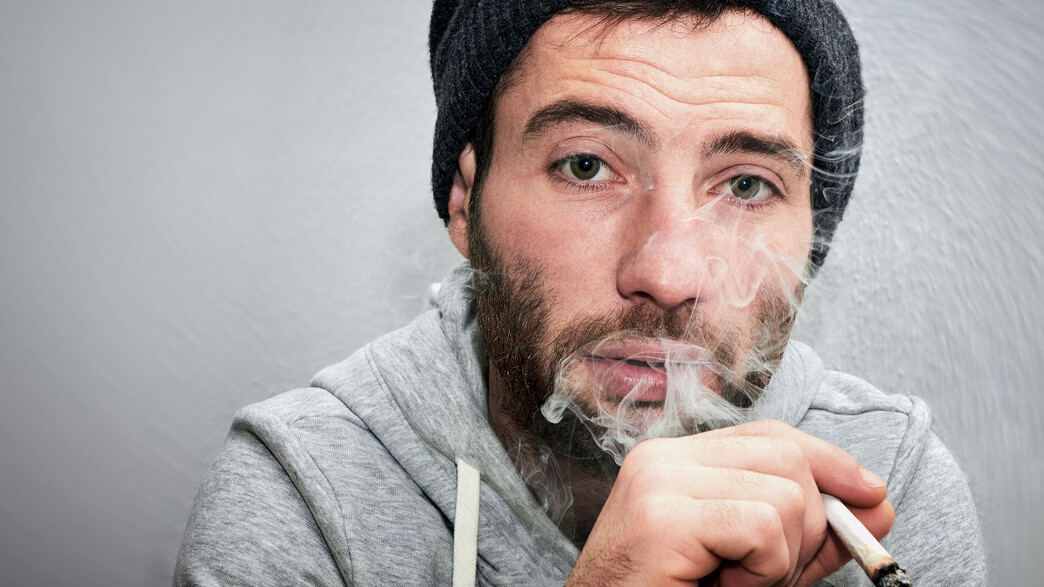 גבר מעשן ג'וינט (צילום: Alexandru Logel, shutterstock)
