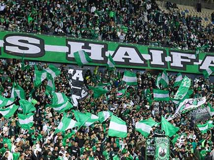 נותרו במגרש להודות לשחקנים. אוהדי חיפה (דני מרון)