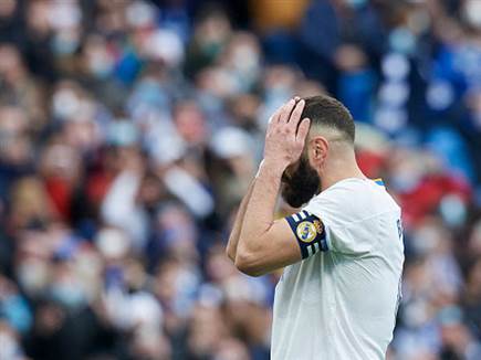 החטיא פנדל ונפצע. יירצה לשכוח את המשחק הזה. בנזמה (GETTY)