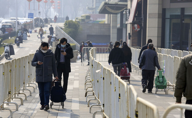 יוצאים מהסגר בשיאן, סין (צילום: AP)