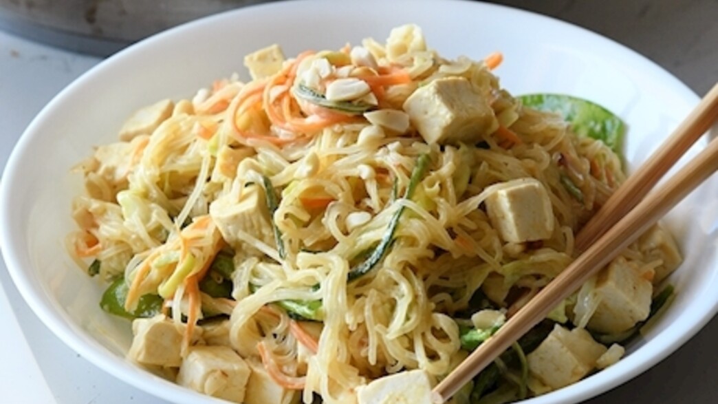 אטריות שעועית וירקות ברוטב קרם קוקוס וחמאת בוטנים אטריות שעועית וירקות ברוטב קרם קוקוס וחמאת בוטנים