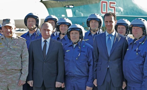 פוטין, אסד וטייסים (צילום: MIKHAIL KLIMENTYEV/AFP/GettyImages)