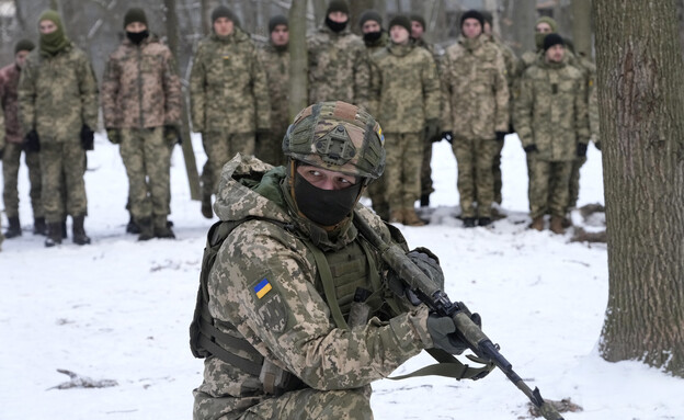 Ukrainian soldier trains soldiers over fears of Russia (Photo: AP)