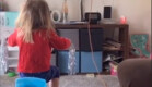 עבד על בתו שהיא מפעילה את הטלוויזיה (צילום: צילום מסך)