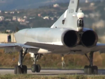 מטוסים מפציצים נוחתים בבסיס בסוריה (צילום: Mil.ru, YouTube)