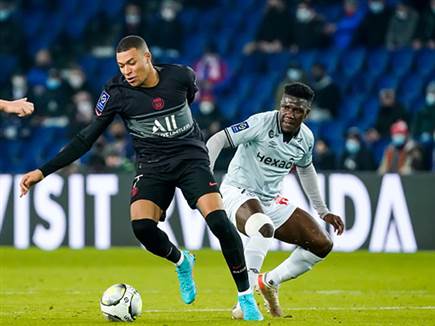 הוחלף במהלך המשחק. אמבפה (GETTY)