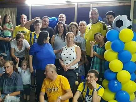 אוהדים מכל הארץ מגיעים לבית המשפחה (באדיבות אורי משיח)