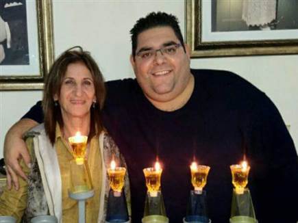 אורי משיח, אוהד מכבי ת"א, יחד עם אימו של מני לוי (באדיבות אורי משיח)