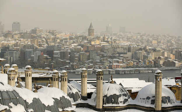 שלג באיסטנבול  (צילום: Emrah Gurel , AP)