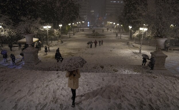 אתונה מכוסה בשלג (צילום: Thanassis Stavrakis, AP)