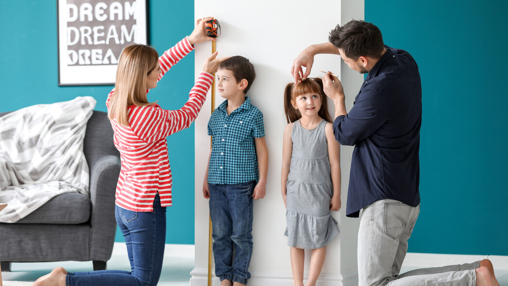 ילדים מודדים גובה ילדים מודדים גובה