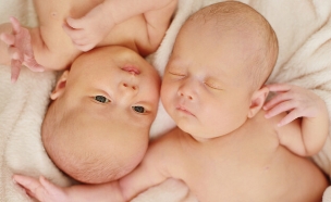 תאומים לא זהים (צילום: Shutterstock/Elena Stepanova)