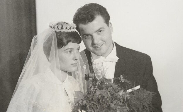 הוריה של בטינה מלכא ביום חתונתם ב-1959 (צילום: באדיבות המצולמת)