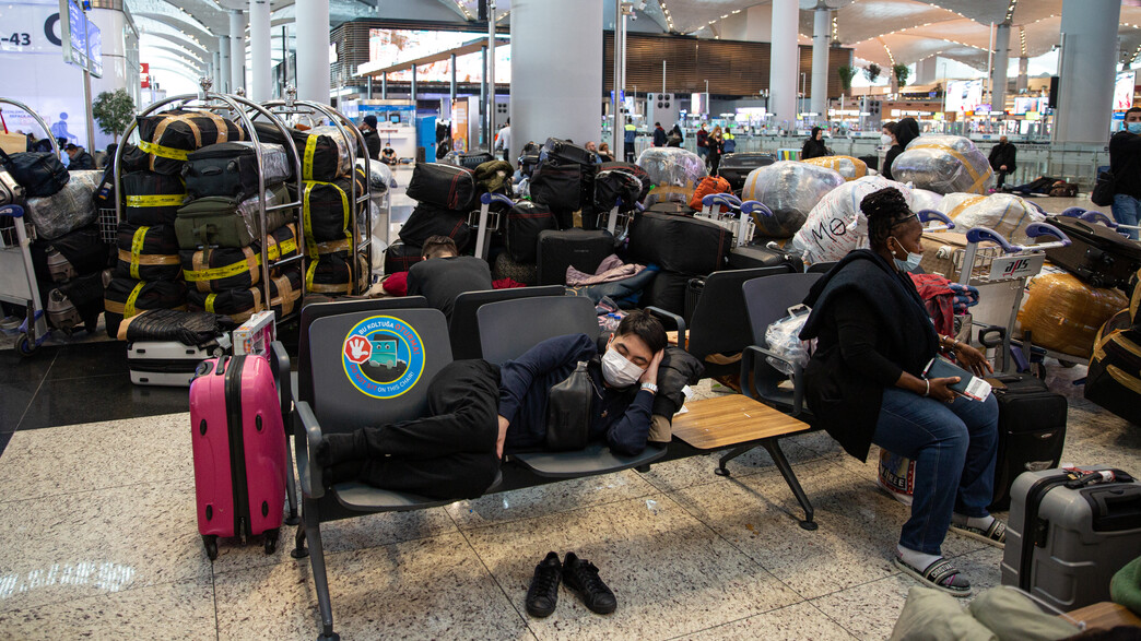 תקועים בשדה התעופה באיסטנבול בעקבות מזג האוויר (צילום: getty images)