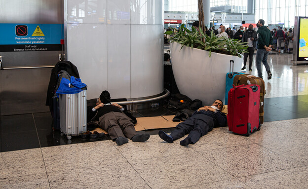 תקועים בשדה התעופה באיסטנבול בעקבות מזג האוויר (צילום: getty images)
