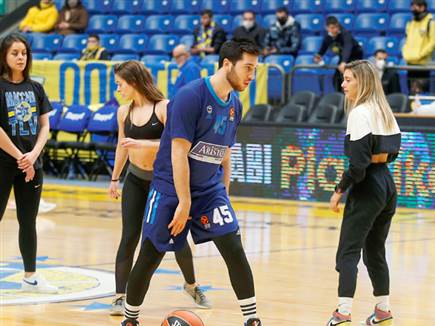 גם תמיר בלאט כבר על המגרש (צילום: אלן שיבר)