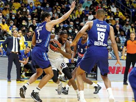 ריינולדס בלט בשורות בעלת הבית (צילום: אלן שיבר)