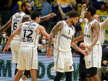 והמכבים חגגו בסיום (צילום: אלן שיבר)