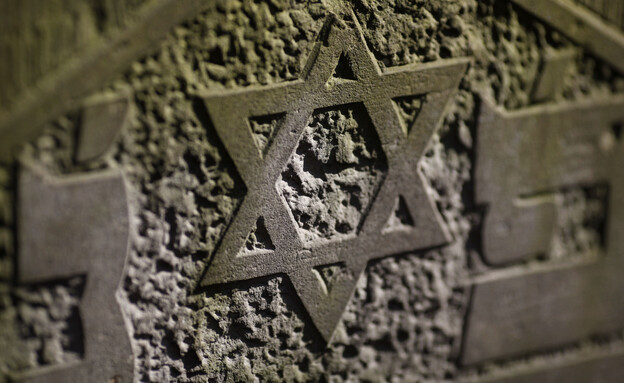 מצבה בבית הקברות היהודי בוורשה פולין (צילום: רויטרס, רוייטרס)