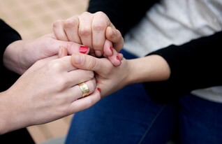 זוג נשים נותנות ידיים (צילום: רועי ברקוביץ)