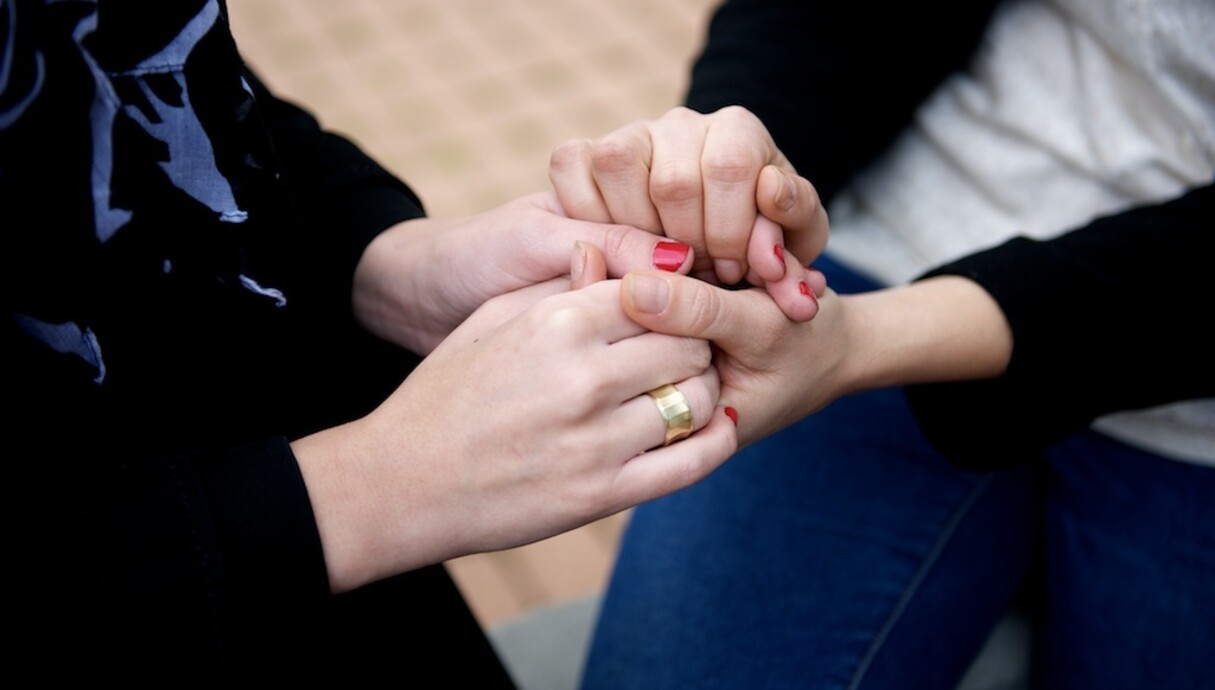 זוג נשים נותנות ידיים
