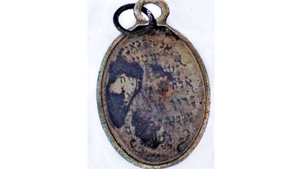 תליון שמע שנחשף בצריף התפשטות הנשים לפני כניסתן לתאי הגזים