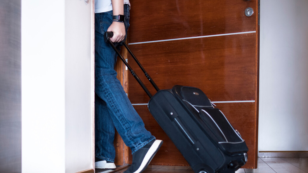 גבר עוזב את הבית גבר עוזב את הבית