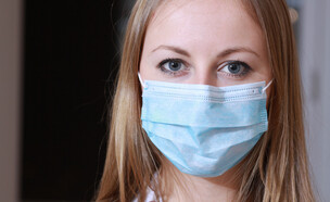 אישה מסכה רפואית (צילום: Andrey Arkusha, Shutterstock)