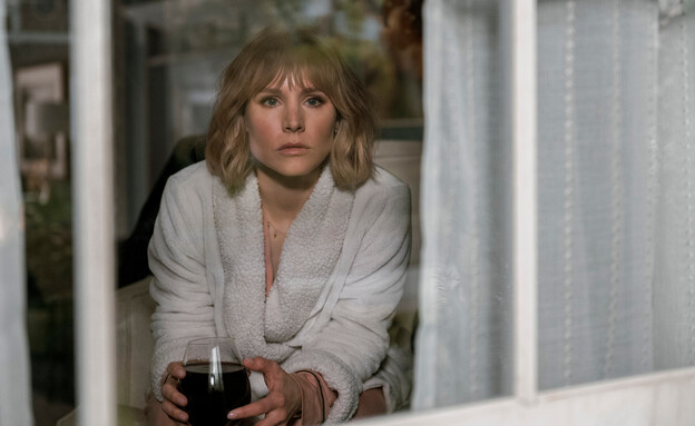 קריסטן בל, "האישה מהבית שממול לבחורה בחלון" (צילום: Colleen E. Hayes/Netflix,  יח"צ)