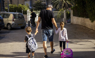 הורה לוקח את ילדיו לבית הספר (צילום: אוליביה פיטוסי , פלאש 90)