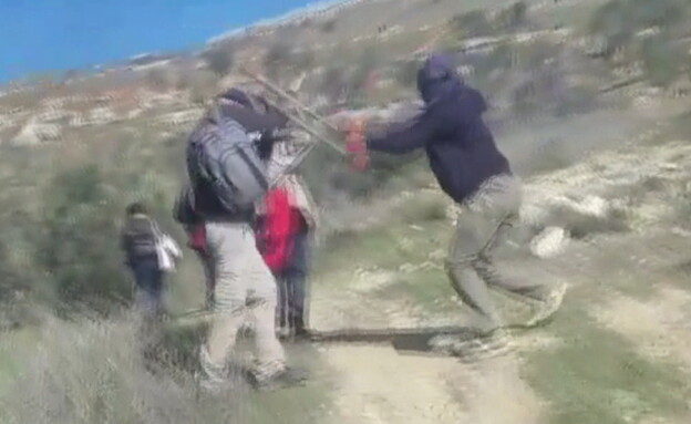 תקיפת פעילי שמאל על ידי נערי גבעות בכפר בורין (צילום: רבקה ויטברג)